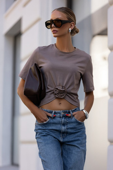 BEŻOWY t-shirt Elvie z marszczeniem i różą