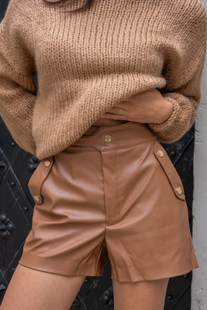 Krótkie skórzane spodenki ze złotymi napami - Karmelowe