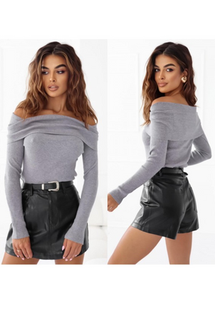 szary sweter z odkrtymi ramionami