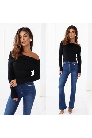 szary sweter z odkrtymi ramionami