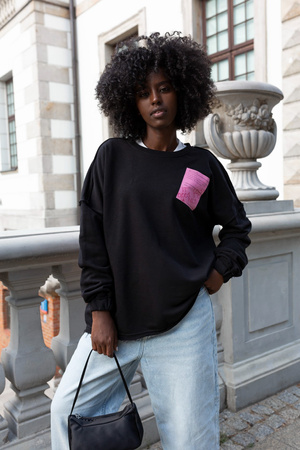 Bluza dresowa - oversize z sitem w formie paragonu - Czarna z Różowym