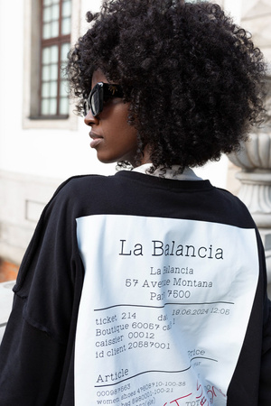 Bluza dresowa - oversize z sitem w formie paragonu - Czarna z Białym