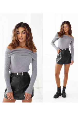 szary sweter z odkrtymi ramionami